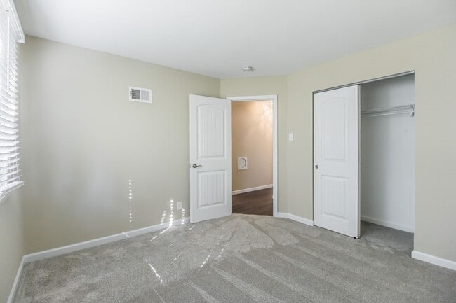 Building Photo - Pet Friendly, Renovated Home in Fox School District