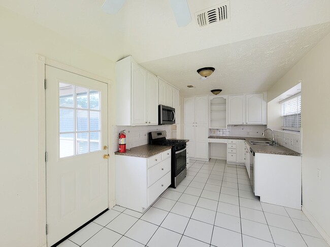 Building Photo - Welcome to this beautiful 2 story, 4 bedroom 2.5 bath home. Spacious living area with high ceilin...