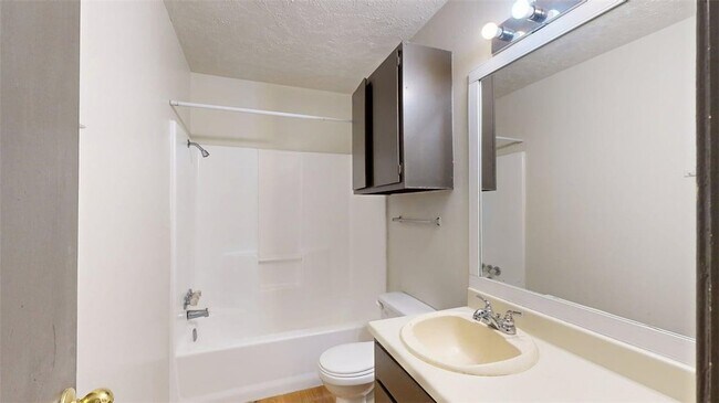 Building Photo - 725 Peppertree Dr