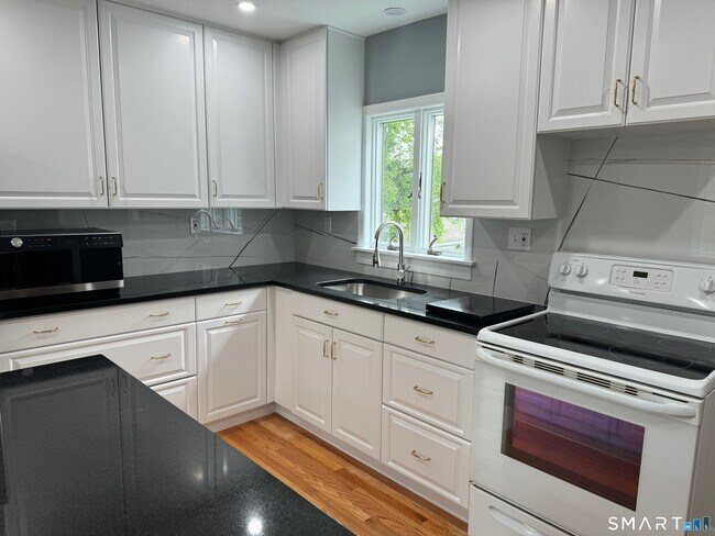 Building Photo - 11 Maple St