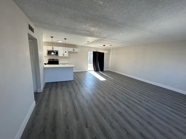 Building Photo - Single story home recently remodeled and c...