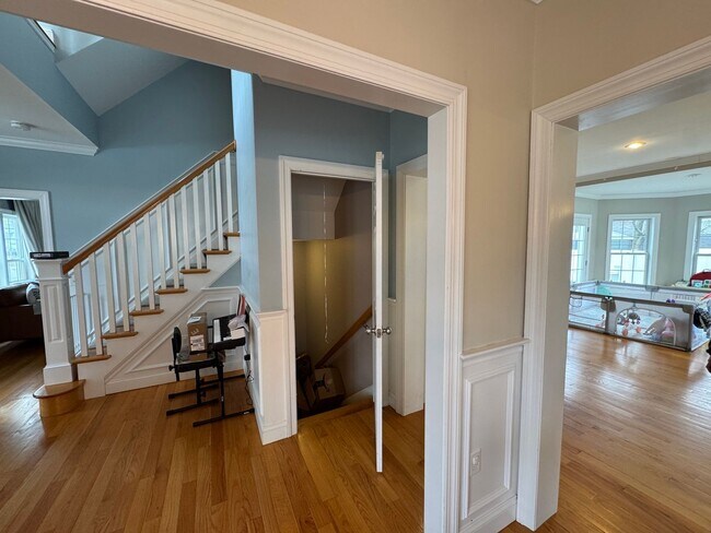 Building Photo - Waltham 3 bed 2.5 Bath