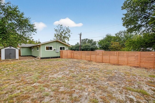 Building Photo - 515 W 8th St