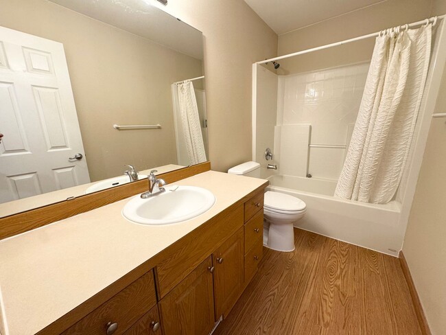 Building Photo - Spacious rambler 2 beds plus den