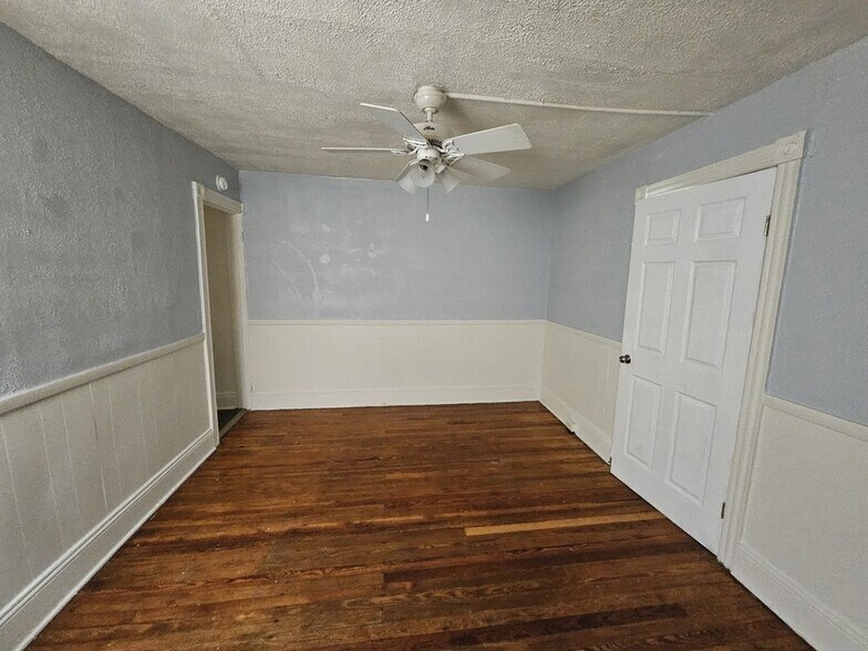 Building Photo - 924 E Morton St