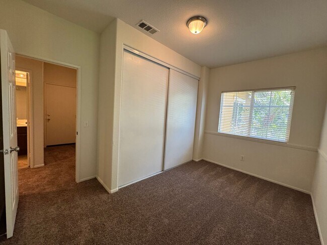 Building Photo - Spacious 4 Bedroom Home in Victorville