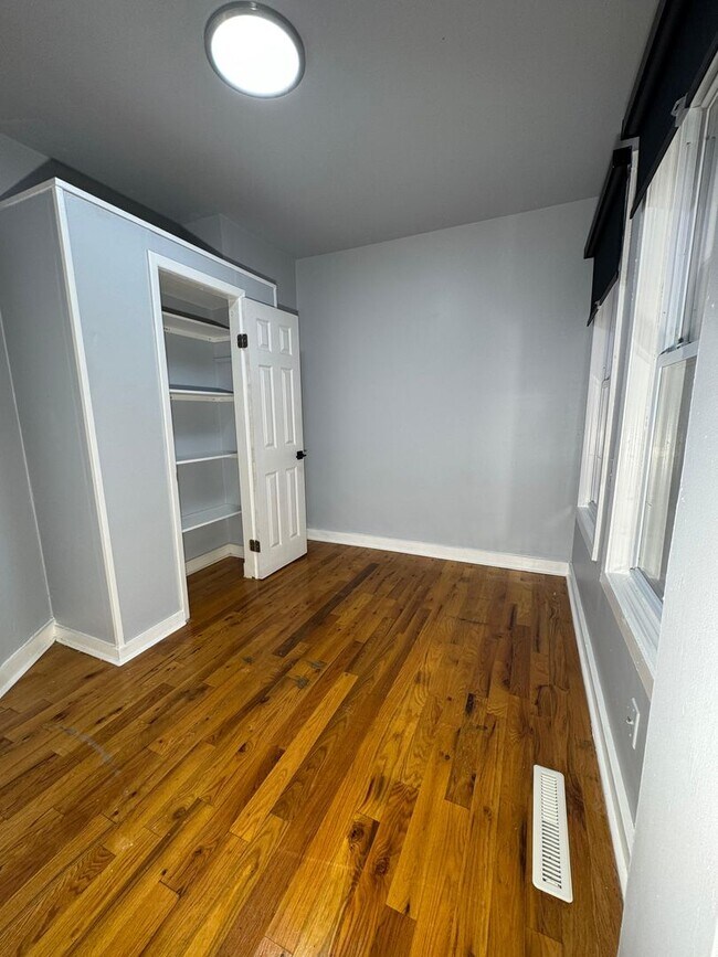 Building Photo - 411 Blatchley Ave