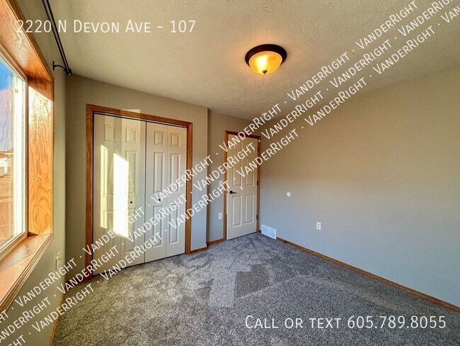 Building Photo - 2220 Devon Ave