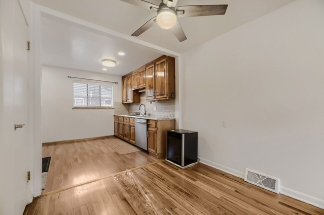 Building Photo - Cozy 2 bed/1 bath near Wash Park! Available NOW!