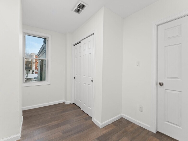 Building Photo - 2443 Nicholas St