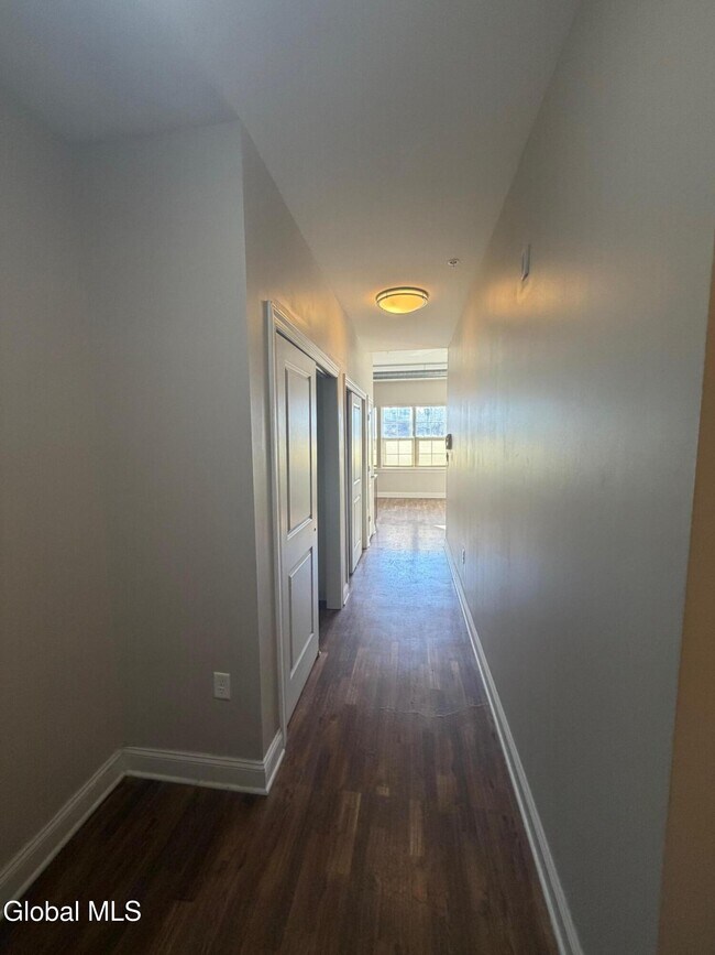 Building Photo - 733 Broadway