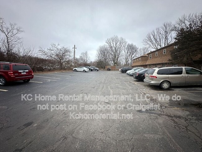 Building Photo - 812 E Walnut St