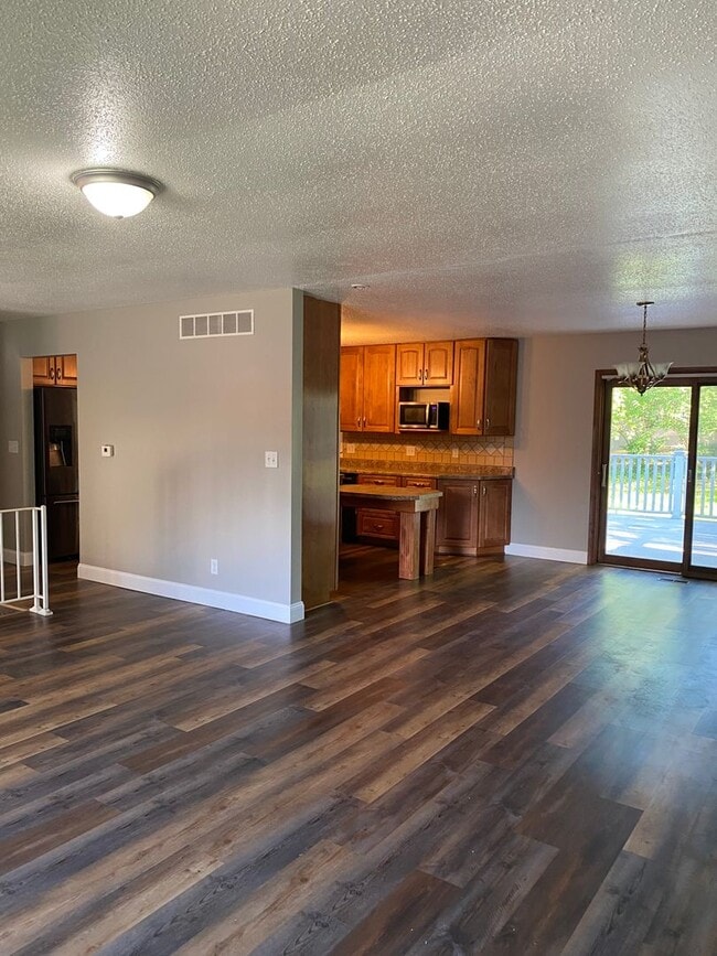 Building Photo - West side location 4br 2.5bth Finished Basement 2crg