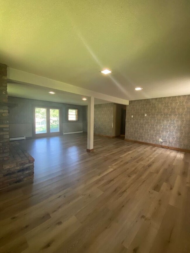 Building Photo - $2,100 | 4 Bedroom, 2 Bathroom Multi Floor...