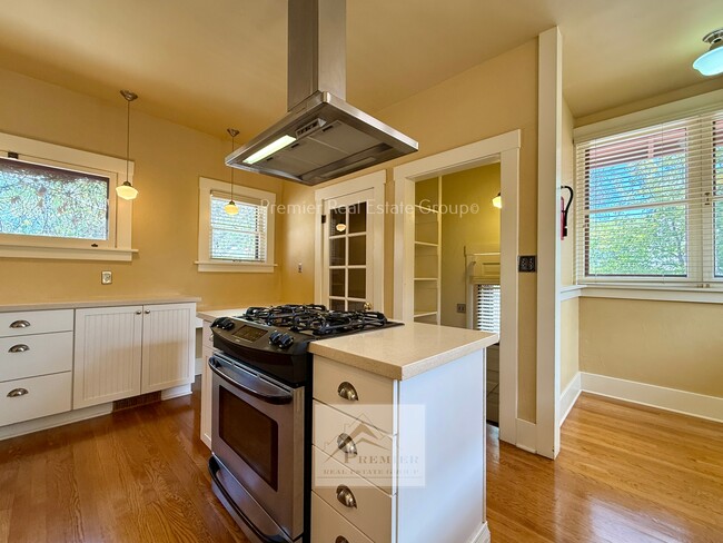 Building Photo - 429 E San Rafael St