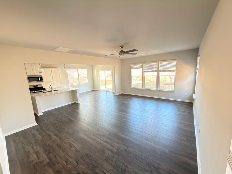 Building Photo - 109 Gervais Cir