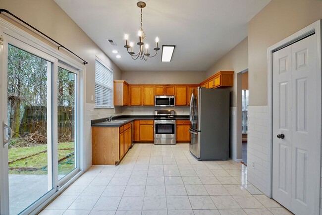 Building Photo - Room to Live, Minutes from Everything 1048 Castlemaine!