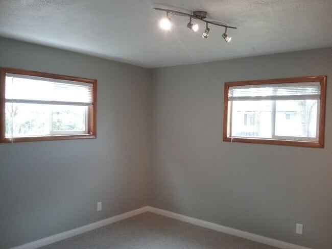 Building Photo - Updated Three Bedroom Home in Keizer
