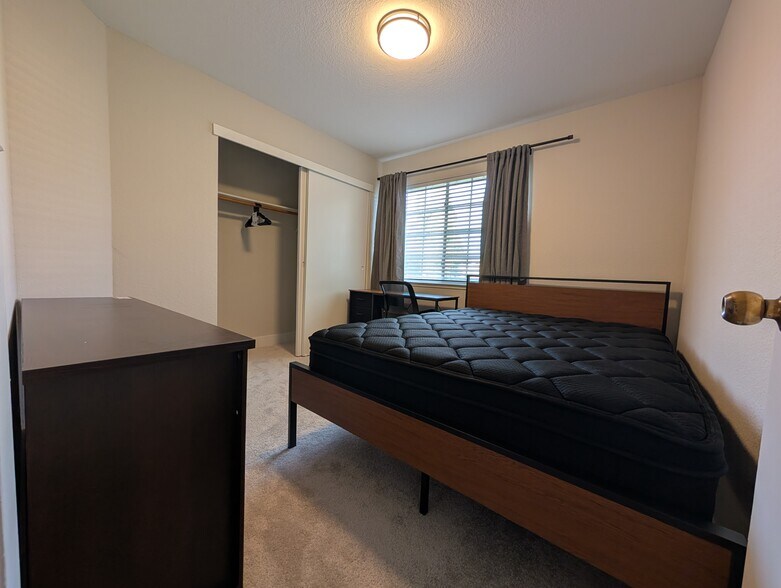 Building Photo - 553 Oakborough Ave