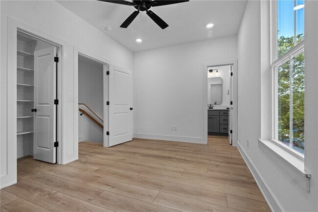 Building Photo - 576 S Willow Ave