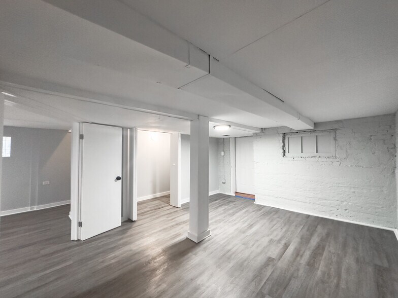 Building Photo - 3649 W Montrose Ave
