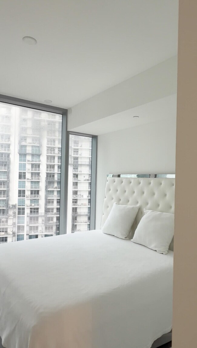 Building Photo - 300 Biscayne Blvd Way