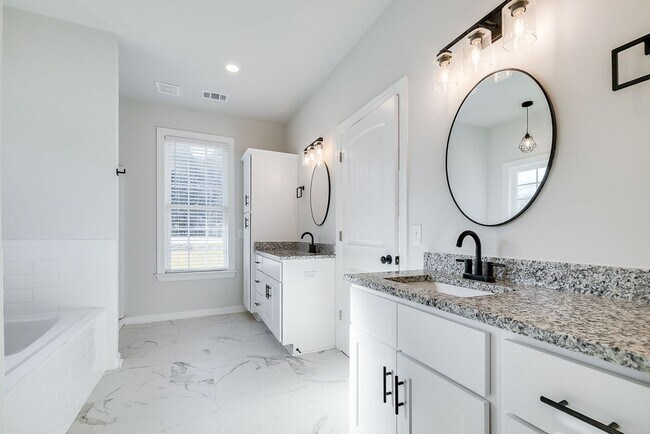Building Photo - Like-New 4BR, 2.5BA Home with Privacy Fenc...