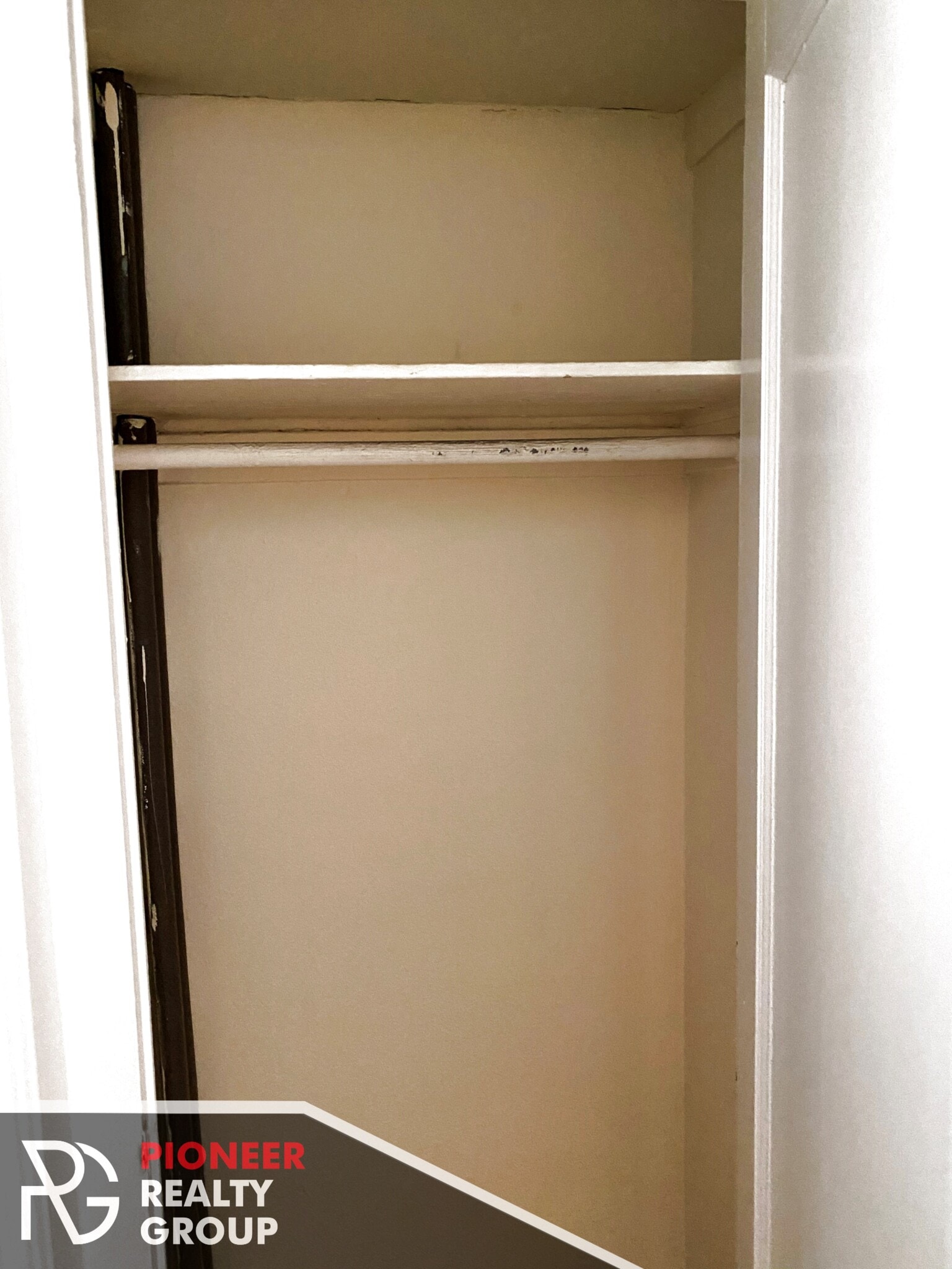 Building Photo - 3921 N Pine Grove Ave