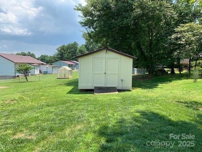 Building Photo - Move-In Ready 3BR/2BA with New Appliances ...