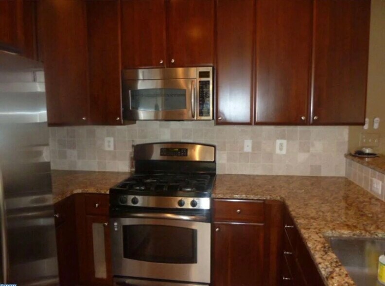 Building Photo - 203 Governors Ct