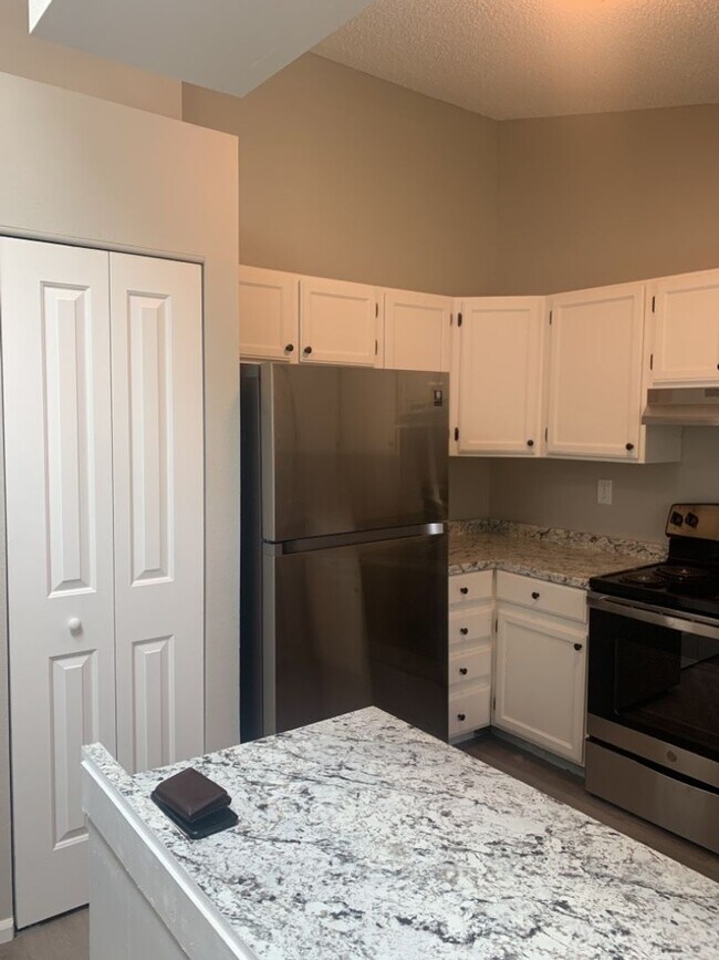 Building Photo - Spacious Tri-Level Home in Southwest Ft. C...