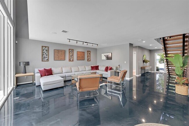 Building Photo - 640 NE 17th Way