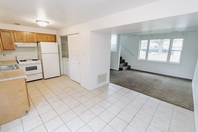 Building Photo - 2 Bedroom / 1 Bathroom Duplex for Rent in ...