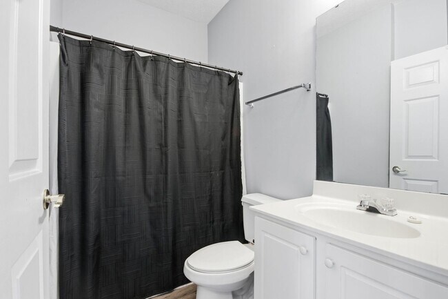 Building Photo - 3-Bedroom, 2Bath Condo end unit