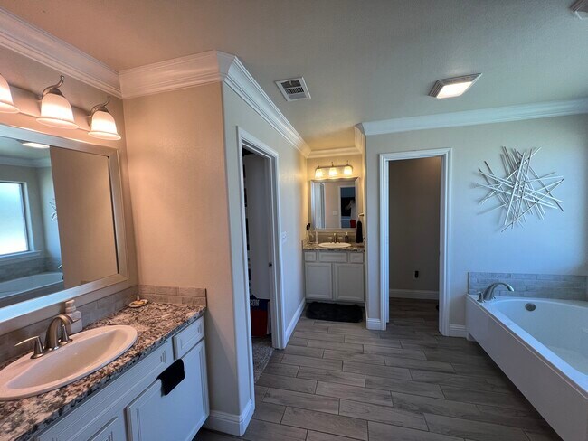 Building Photo - 10301 Valencia Ave