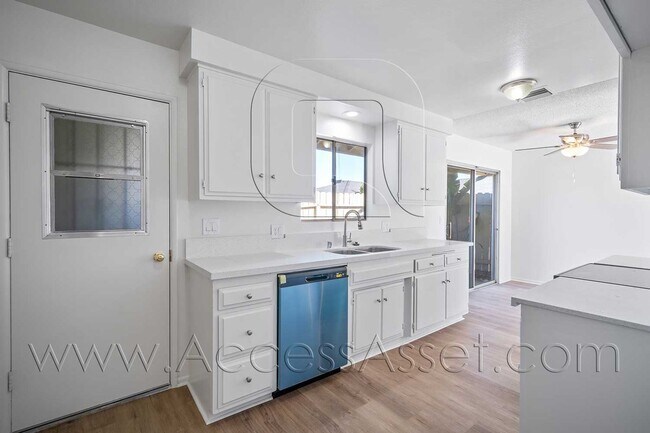 Building Photo - 41012 Beachwood Ave