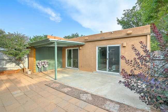 Building Photo - Midtown Santa Fe 3 Bed, 2 Bath, 2 Car Gara...