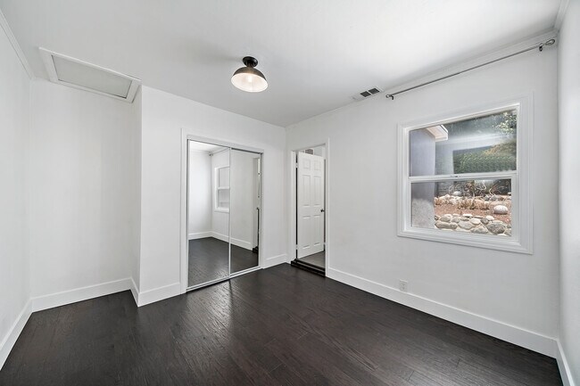 Building Photo - 4978 N North Maywood Ave