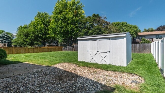 Building Photo - MULTI-LEVEL 3 BD, 2 BA HOUSE WITH FENCED IN YARD, DOUBLE ATTACHED GARAGE, SHED, MURPHY BED, 3 FAM...