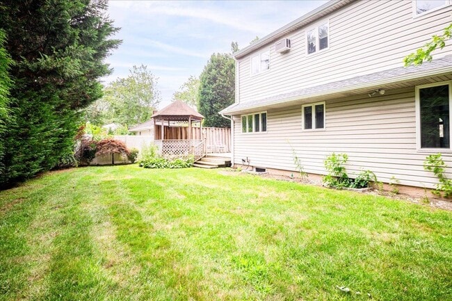 Building Photo - 10 Seneca Dr