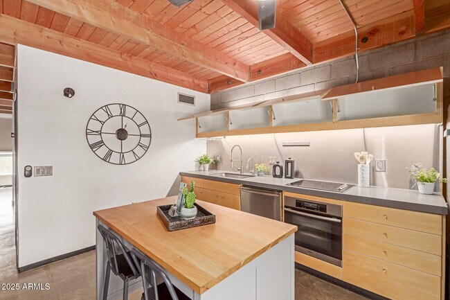 Building Photo - 727 E Portland St