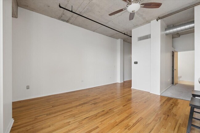 Building Photo - 6 S Laflin St