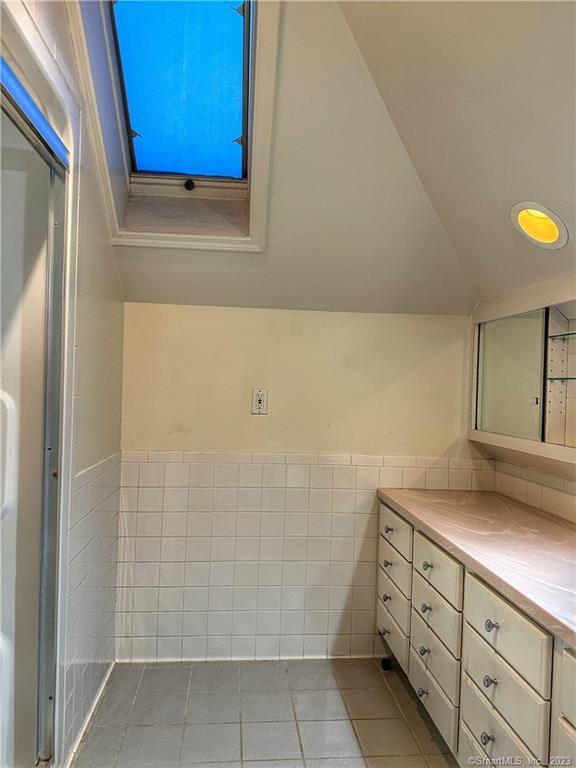 Building Photo - 546 W Taft Ave