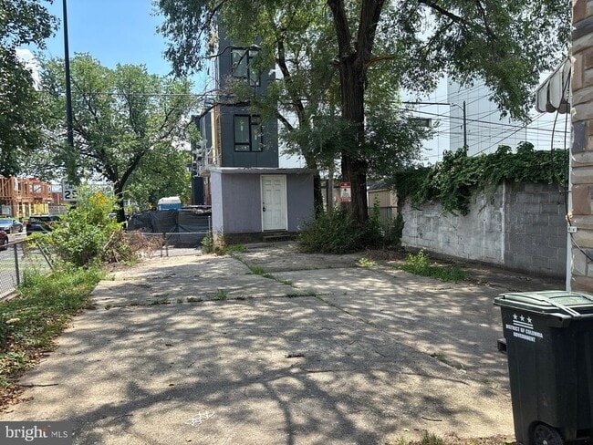 Building Photo - 1729 L St NE