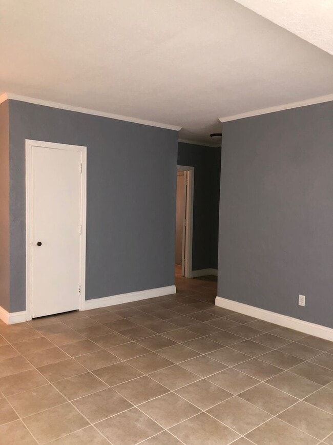 Building Photo - 2201 S Park Ave