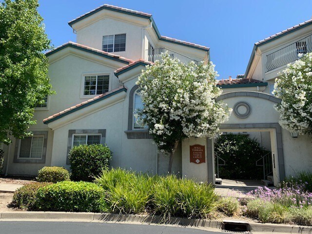 Building Photo - 3 Bedrooms/ 3 Bathrooms; 1,720 Square Foot...