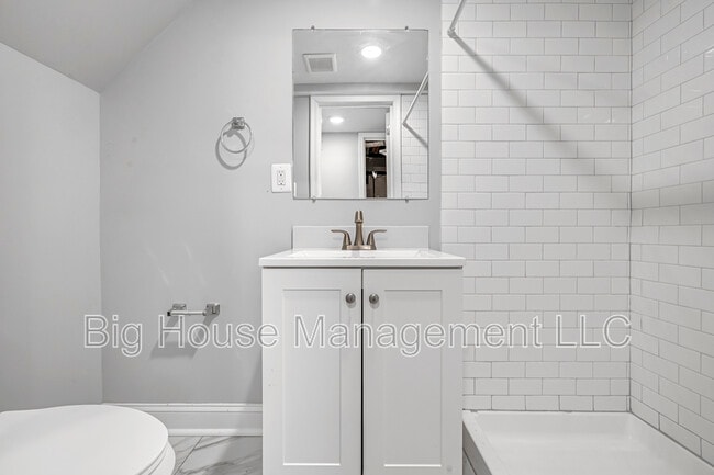 Building Photo - 2107 Hawthorne Rd