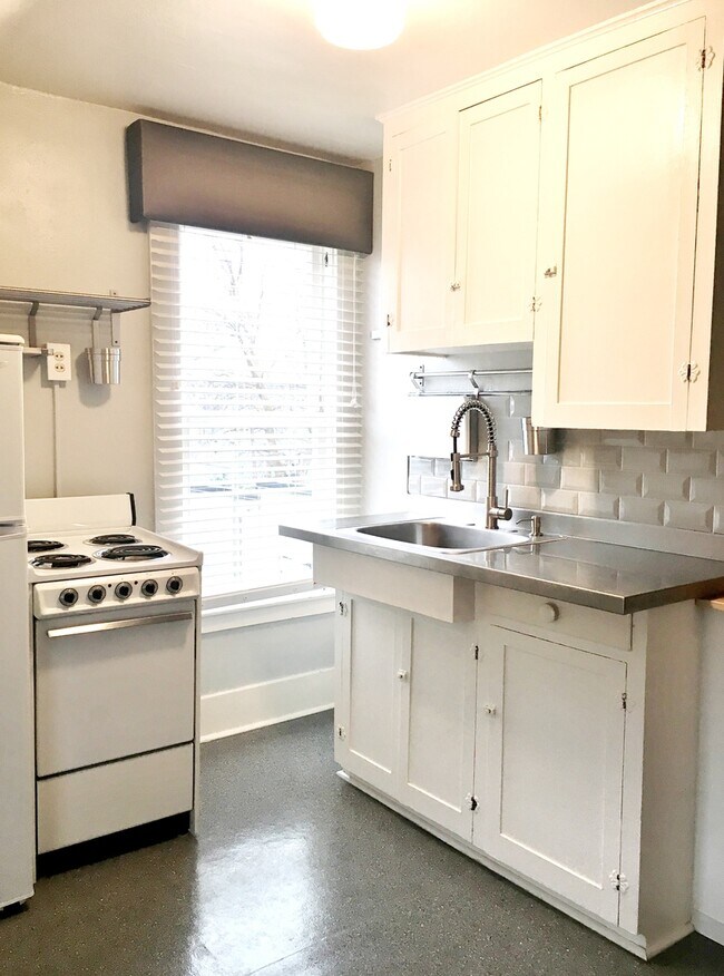 Building Photo - Alturas St Triplex