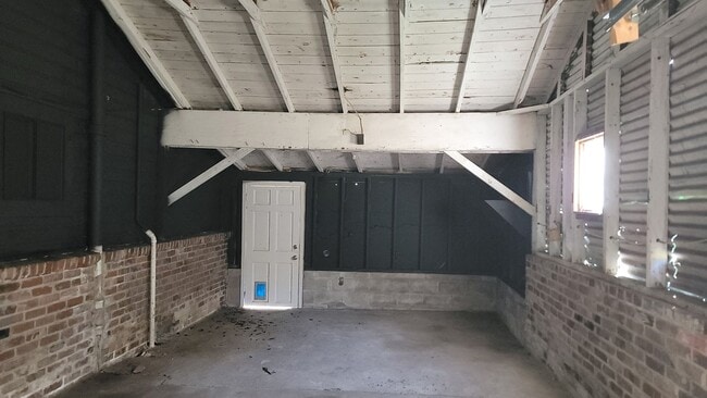 Building Photo - 2 bedroom 1 bath house - 3 minutes from No...