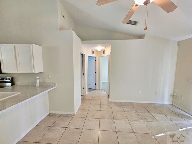 Building Photo - Somerset Beauty